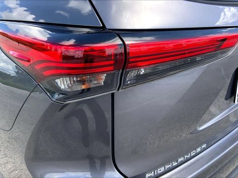 Used 2021 Toyota Highlander Limited FWD image 28