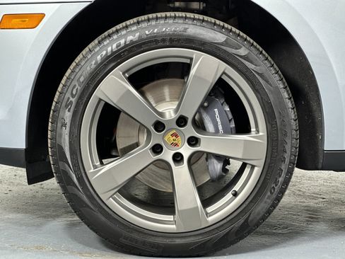 Certified 2025 Porsche Macan AWD/4WD image 33
