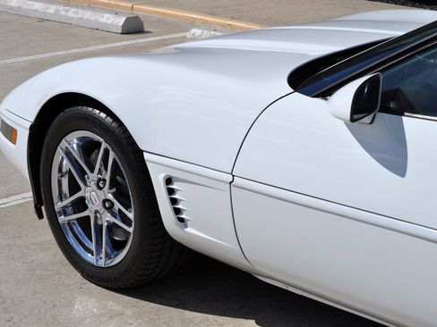 Used 1996 Chevrolet Corvette Coupe RWD image 6