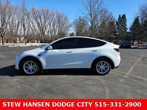 Used 2021 Tesla Model Y Long Range image 1