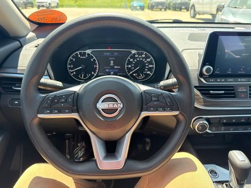 Used 2025 Nissan Altima 2.5 SV FWD image 9