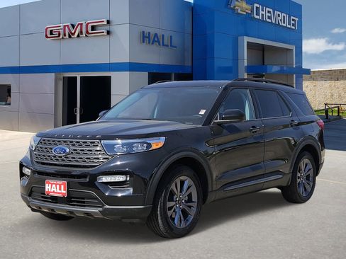 Used 2024 Ford Explorer XLT w/ Equipment Group 202A image 3