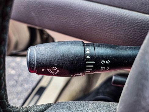 Used 2006 Lincoln Town Car Signature Limited image 16