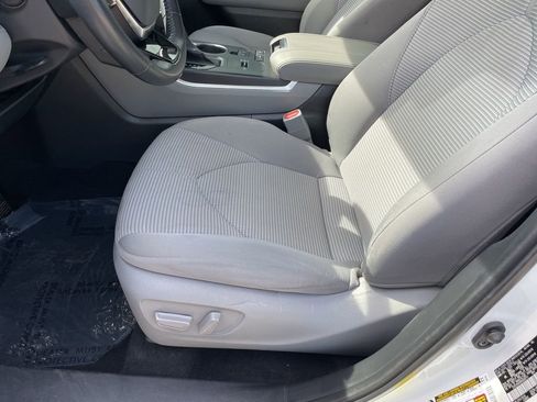 Used 2021 Toyota Highlander LE FWD image 8