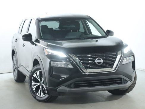 Used 2023 Nissan Rogue SV image 2