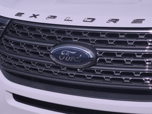 Used 2021 Ford Explorer XLT w/ Equipment Group 202A AWD/4WD image 12