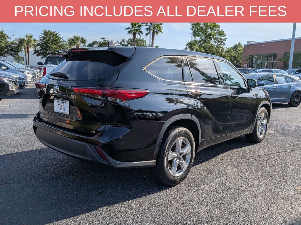 Used 2022 Toyota Highlander LE FWD image 5