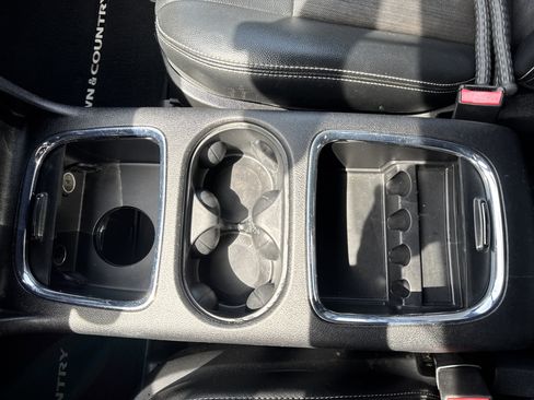 Used 2016 Chrysler Town & Country S w/ Driver Convenience Group FWD image 24