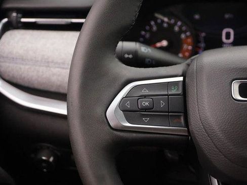 Used 2025 Jeep Compass Latitude w/ Sun & Sound Group AWD/4WD image 12