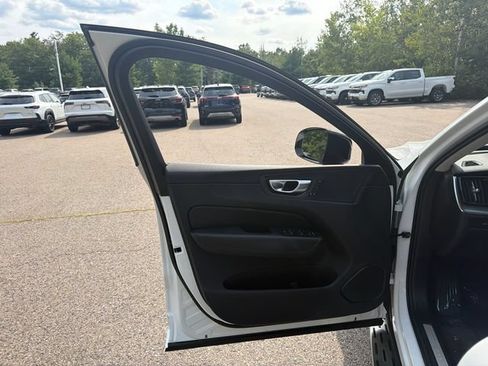 Used 2024 Volvo XC60 B5 Core AWD/4WD image 22