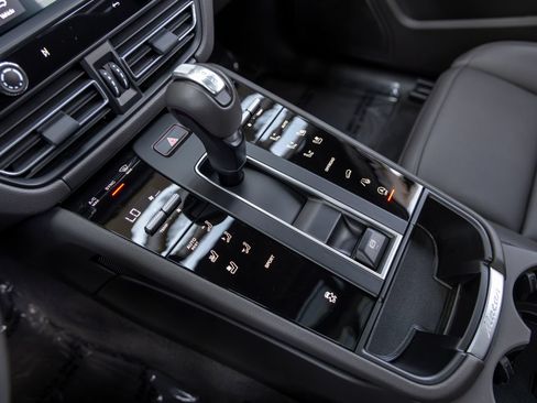 Certified 2025 Porsche Macan AWD/4WD image 37