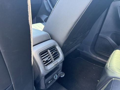 Used 2023 Volkswagen Tiguan SE w/ Panoramic Sunroof Package image 18