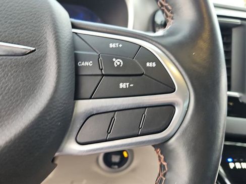 Used 2020 Chrysler Pacifica Touring-L image 25