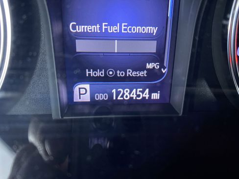 Used 2015 Toyota Camry SE image 4