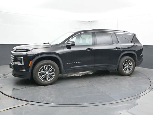 Used 2025 Chevrolet Traverse LT FWD image 7