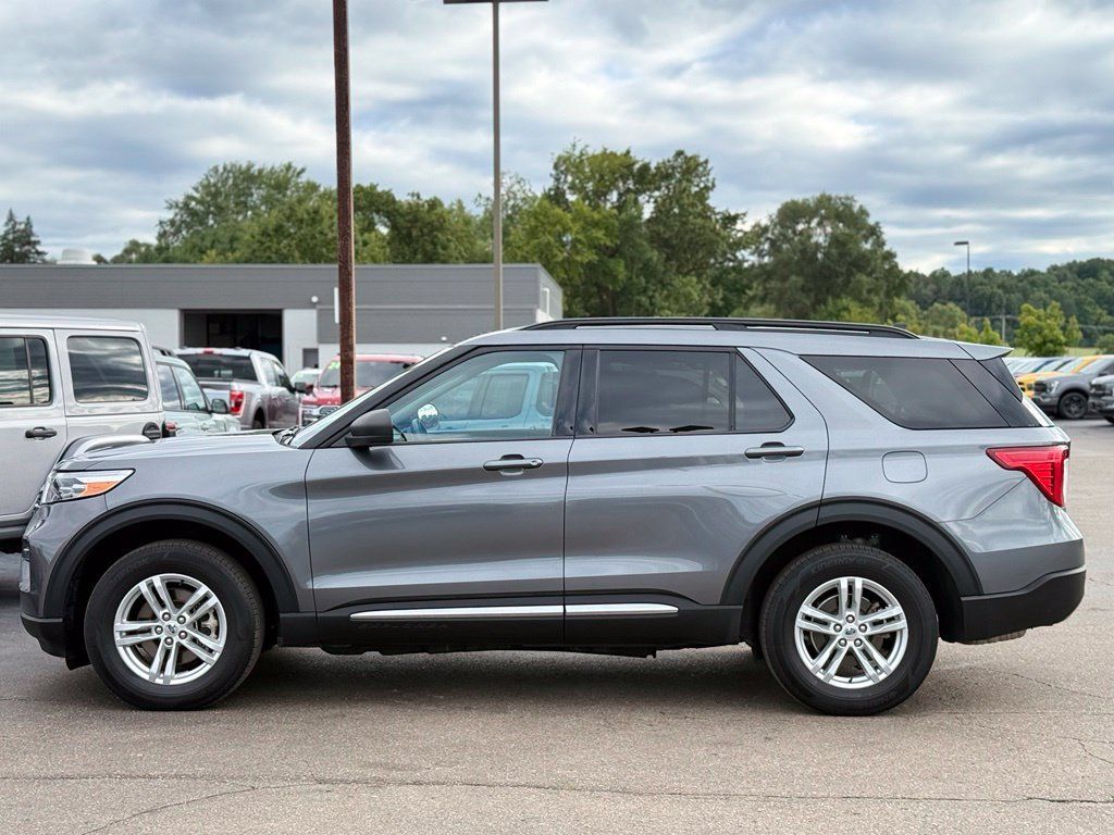 Used 2024 Ford Explorer XLT w/ Equipment Group 202A AWD/4WD image 38