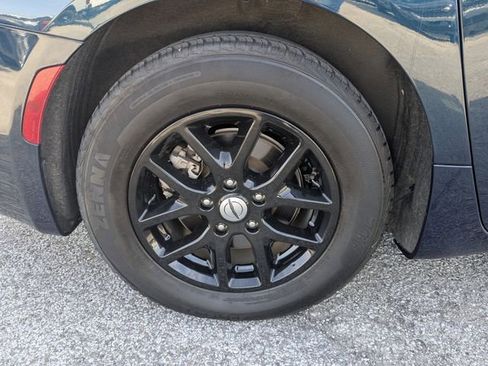 Used 2023 Chrysler Pacifica Touring-L image 11