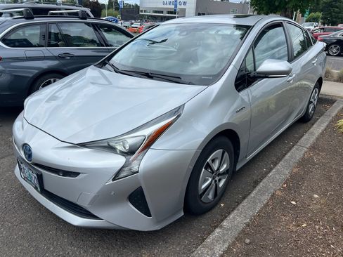 Used 2016 Toyota Prius FWD image 1