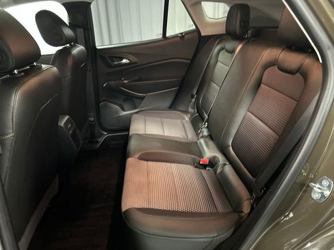 Used 2024 Chevrolet Trax LT w/ Sunroof Package image 24