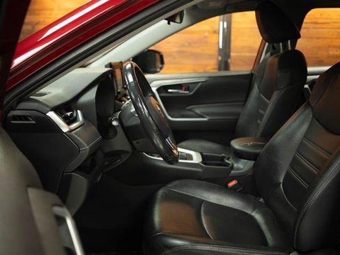 Used 2021 Toyota RAV4 XLE Premium w/ Carpet Mat Package (TMS) FWD image 9