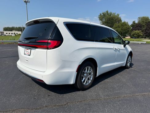 Used 2024 Chrysler Pacifica Touring-L FWD image 9