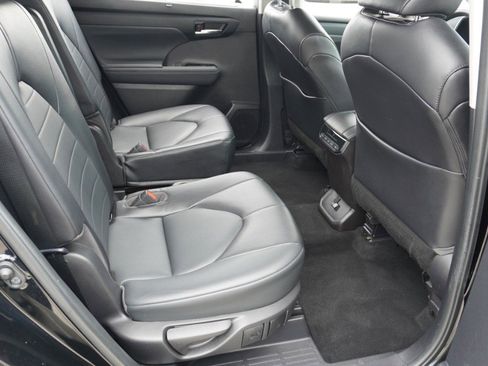 Used 2022 Toyota Highlander XLE FWD image 29