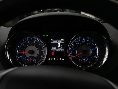 Used 2013 Chrysler Town & Country Touring FWD image 30