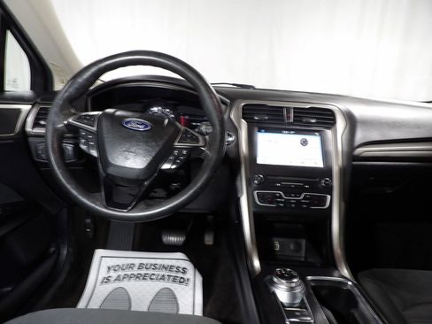 Used 2018 Ford Fusion SE w/ Fusion SE Technology Package FWD image 13