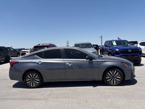 Used 2024 Nissan Altima 2.5 SV FWD image 3