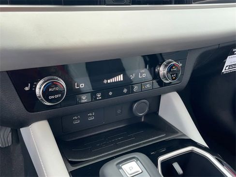 New 2025 Mitsubishi Outlander SE image 23