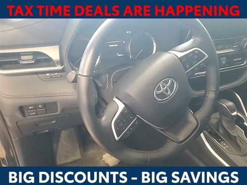 Used 2024 Toyota Highlander LE image 6