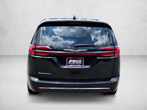 Used 2023 Chrysler Pacifica Touring-L FWD image 6