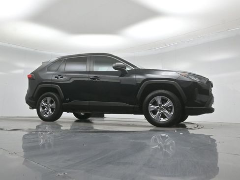 Used 2022 Toyota RAV4 LE AWD/4WD image 4