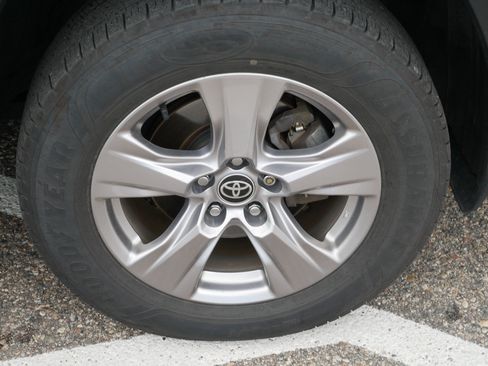 Used 2022 Toyota RAV4 XLE w/ Convenience Package AWD/4WD image 15