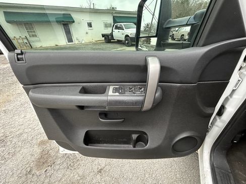 Used 2007 GMC Sierra 2500 SLE w/ Z71 Off-Road Package image 16