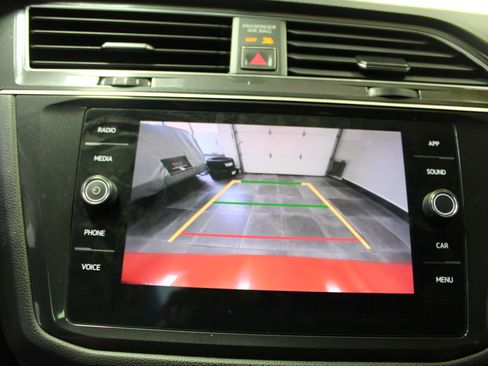 Used 2018 Volkswagen Tiguan SE w/ Panoramic Sunroof Package image 15