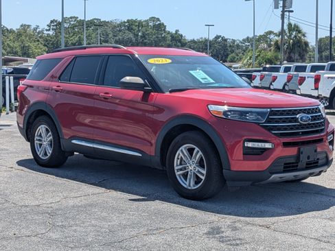 Used 2023 Ford Explorer XLT w/ Equipment Group 202A RWD image 2