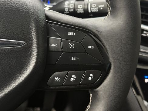 Used 2025 Chrysler Pacifica Limited FWD image 36