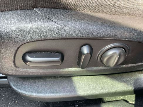 Used 2018 Chevrolet Equinox LT FWD image 12