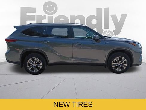 Used 2023 Toyota Highlander XLE AWD/4WD image 4
