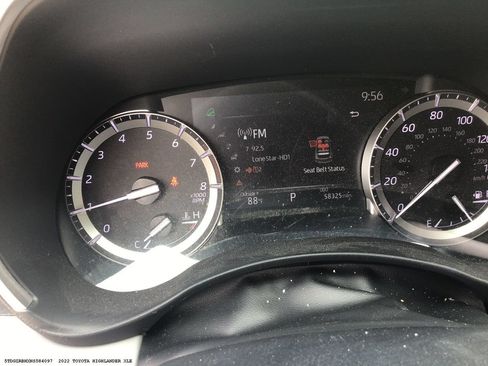 Used 2022 Toyota Highlander XLE AWD/4WD image 13