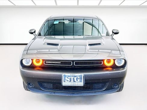 Used 2018 Dodge Challenger SXT image 2