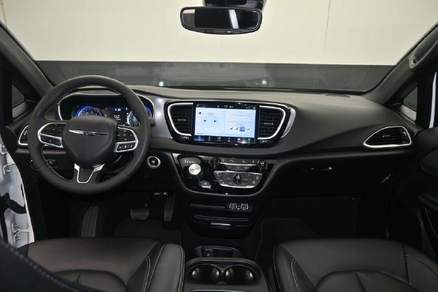 Used 2025 Chrysler Pacifica Select FWD image 13