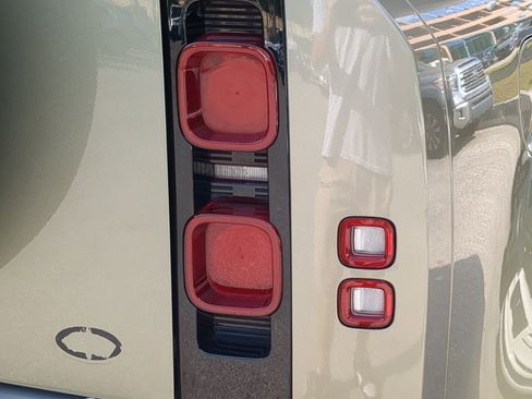 Used 2020 Land Rover Defender 110 HSE image 37