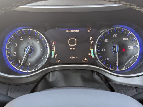 Used 2024 Chrysler Pacifica Touring-L image 28