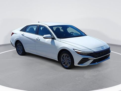 Used 2025 Hyundai Elantra Hybrid FWD image 3