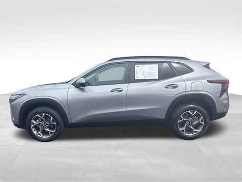 Used 2025 Chevrolet Trax LT FWD image 2