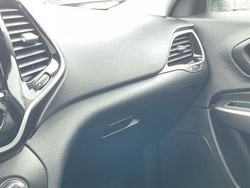 Used 2021 Jeep Cherokee Limited AWD/4WD image 36