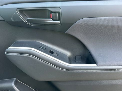 Certified 2022 Toyota Highlander L image 22