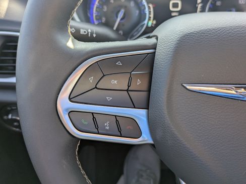 Used 2026 Chrysler Pacifica Select FWD image 12